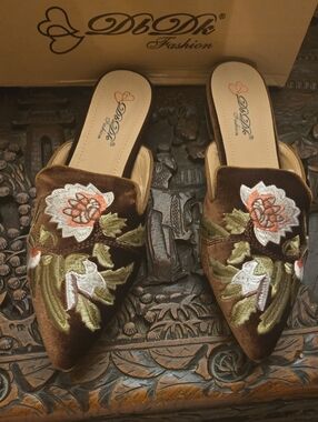 DbDk Fashion Brown Velvet Pointed Mules with Floral Embroidery